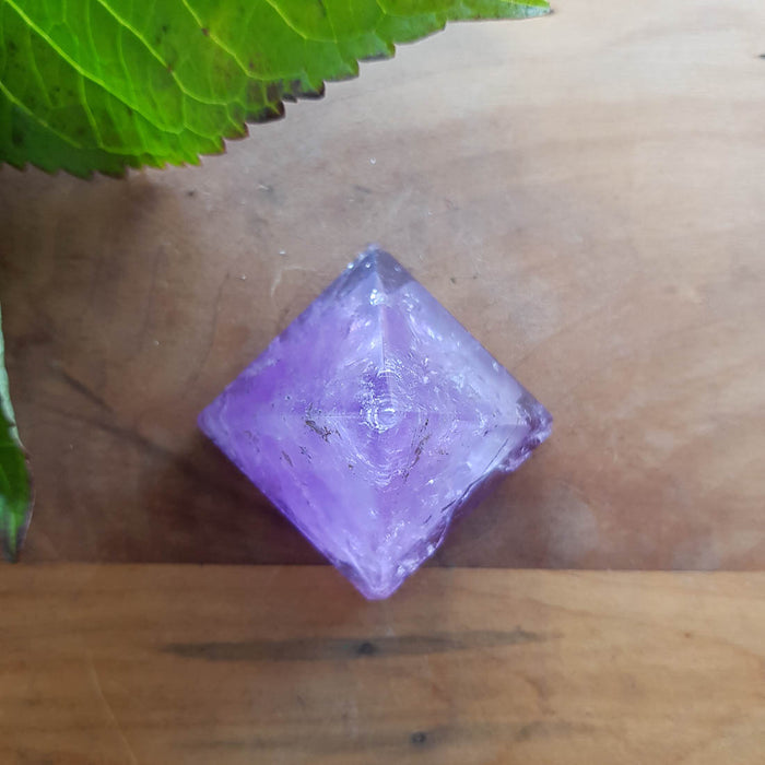 Amethyst Pyramid. (approx. 3.5x3.5x3.5cm)