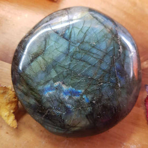 Labradorite Palm Stone. (approx. 8x8x2cm)