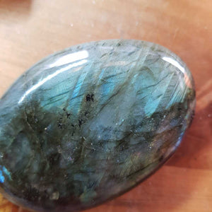 Labradorite Palm Stone. (approx. 7x5x2cm)