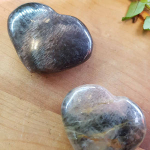 Black Moonstone Heart. (assorted. approx. 3x4cm)