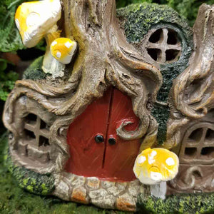 Fairy House with Mushrooms. (LED. approx. 16x10.5x8cm)