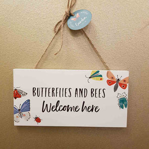 Butterflies and Bees Welcome Here Sign. (approx. 20x10cm).