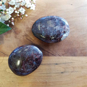 Garnet Palm Stone. (assorted. approx. 4x5cm)