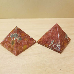 Agate Pyramid. (assorted approx. 4x5x5cm)