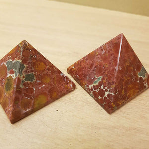 Agate Pyramid. (assorted approx. 4x5x5cm)