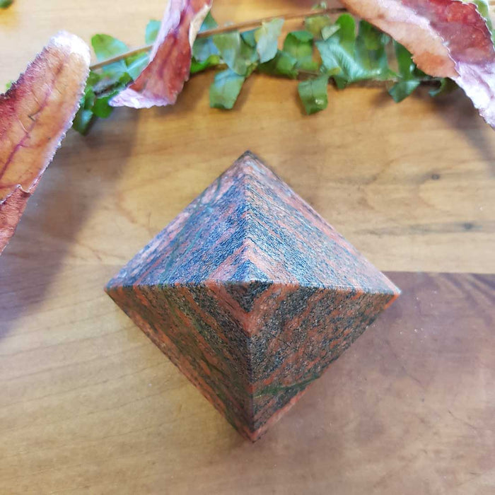 Jasper Pyramid. (approx. 4x5x5cm)