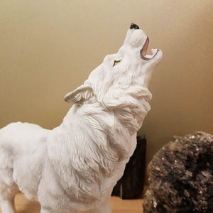 White Howling Wolf (approx. 28x36x9cm)