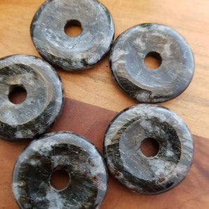 Arfvedsonite Donut Pendant (assorted. approx. 3cm diameter)