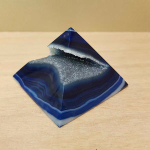 Agate Geode Pyramid (dyed. approx. 7x7x4cm)