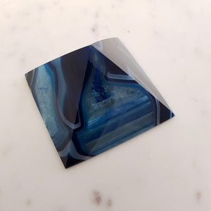 Agate Pyramid (dyed. approx. 6.5x6.5x3.5cm)