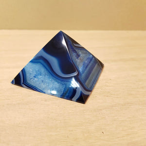 Agate Pyramid (dyed. approx. 6.5x6.5x3.5cm)