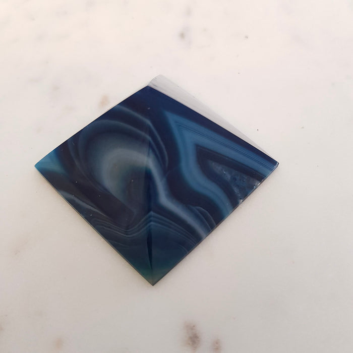 Agate Pyramid (dyed. assorted. approx. 5x5x3cm)