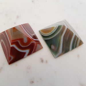 Agate Pyramid (dyed. assorted. approx. 4.5x4.5x3cm)