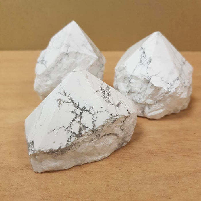 Howlite Point with Rough Cut Base (assort. approx. 6-7x5cm)