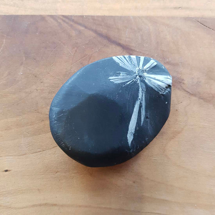 Chrysanthemum Flat Stone (approx. 5-7x4.5cm)