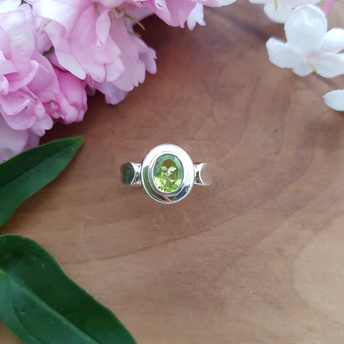 Peridot Ring (sterling silver. oval)