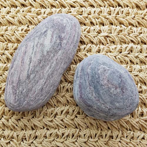 Aroha Stone aka Piedmontite Schist from New Zealand (assorted. approx. 5.7-7.5x3.9-4.8x1.2-2.4cm)