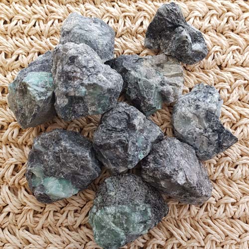 Emerald Plus Rough Rock (assorted. approx. 2.6-4.3x2-3.1cm)