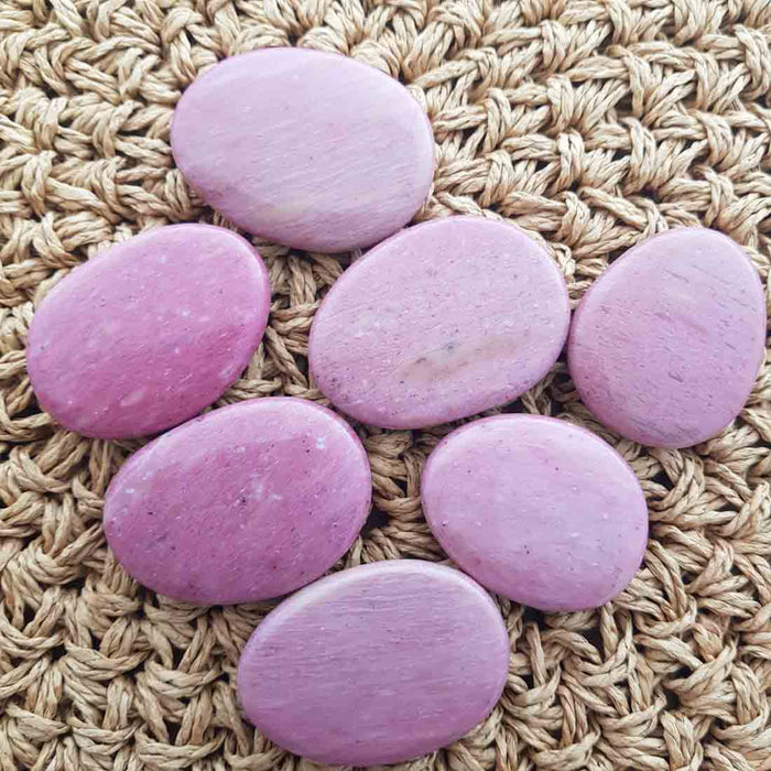 Rhodonite Flatstone (assorted. approx. 3-4x4.5-5cm)