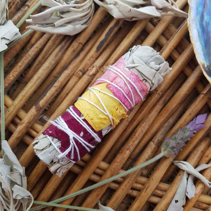 White Sage Smudge Stick with Rose Petals (approx. 12x3cm)