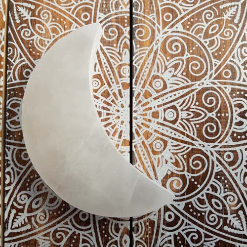 Selenite Crescent Moon Charging Plate (assorted. approx. 10.5x6.3-7x1.5cm)