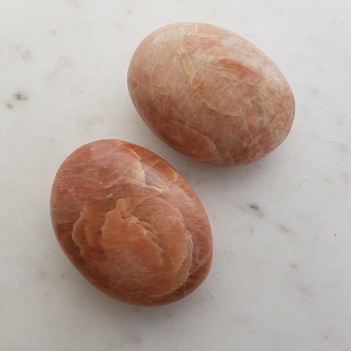 Peach Moonstone Palm Stone (assorted. approx. 2.6-3.2x4.2-4.7x5.3-5.8cm)