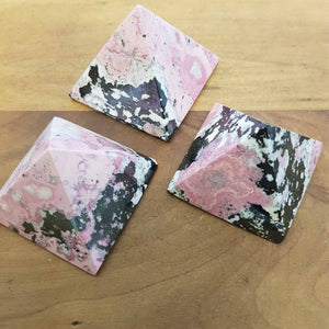 Rhodonite Pyramid (assorted. approx. 5x5x4-4.5cm)