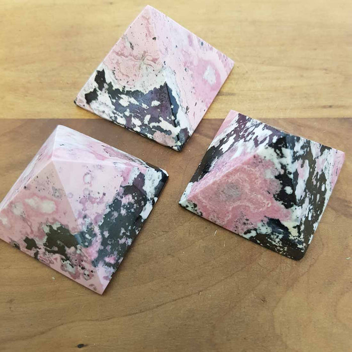 Rhodonite Pyramid (assorted. approx. 5x5x4-4.5cm)