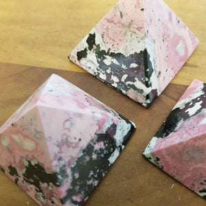 Rhodonite Pyramid (assorted. approx. 5x5x4-4.5cm)