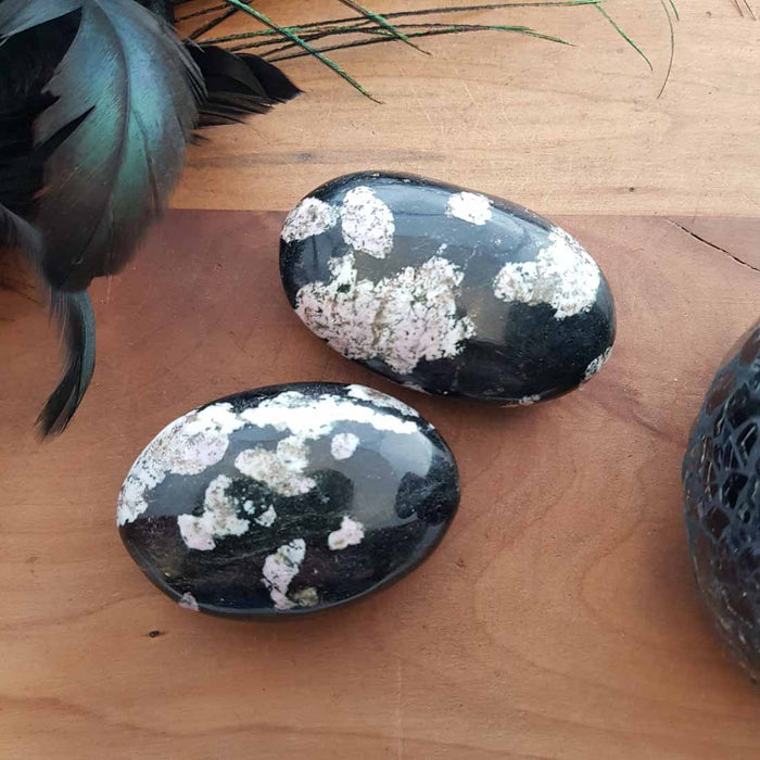 Luxullianite (a combination of granite, quartz, mica, tourmaline, feldspar) Palm Stone (assorted. approx. 6.5x4.5x2cm)