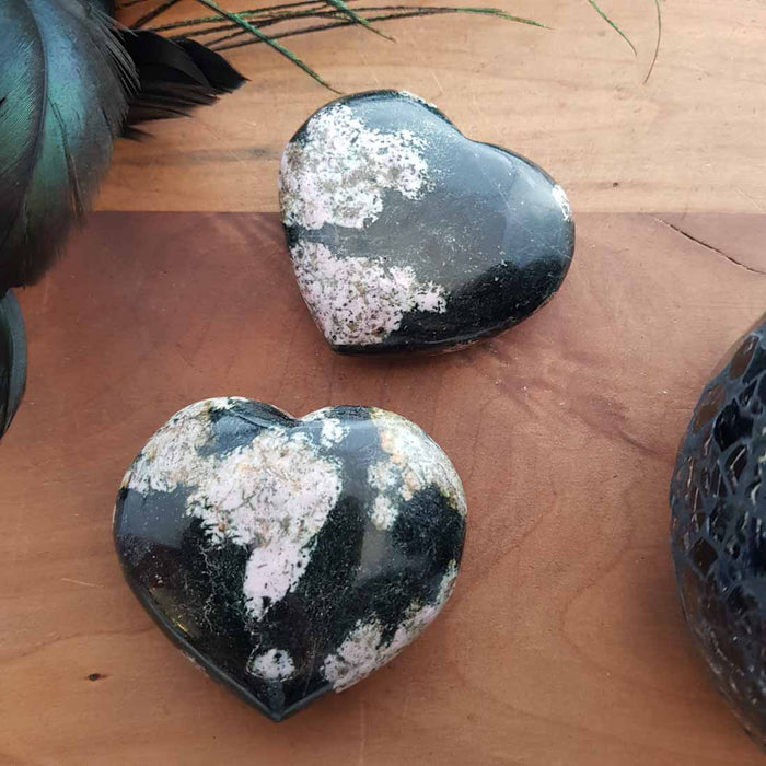 Luxullianite (a combination of granite, quartz, mica, tourmaline, feldspar) Heart (assorted. approx. 4.5x5x1.5cm)