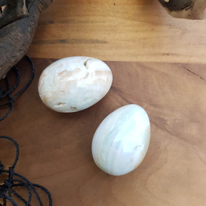 Caribbean Blue Calcite Egg (assorted. approx. 4x3x3cm)