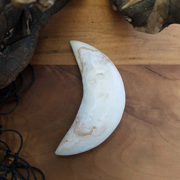 Caribbean Blue Calcite Crescent Moon (approx. 9.5x3.5x1.5cm)