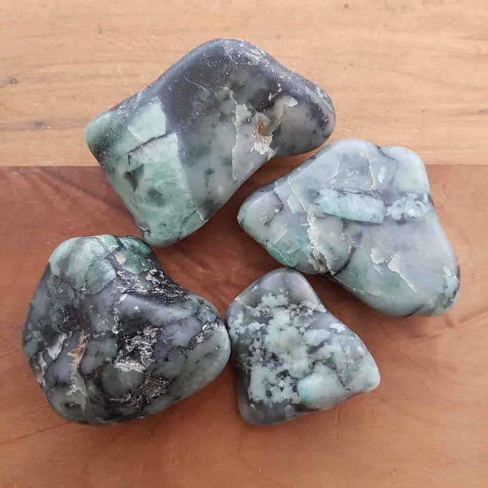 Emerald Polished Free Form (assorted. approx. 3.5-5.5x3.5-4cm)