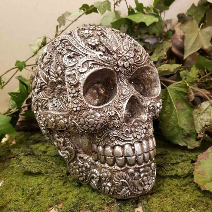 Engraved Skull Silver Antique Look Resin (approx. 14x18x18cm)