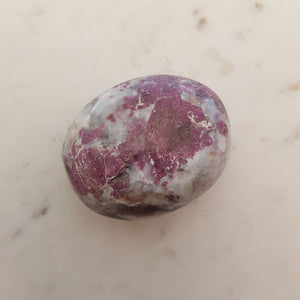 Pink Tourmaline & Blue Beryl Palm Stone (assorted. approx. 2.5x4.4-4.6x5.9cm)