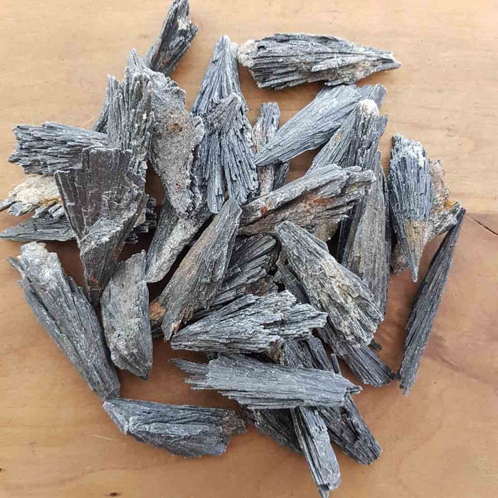 Black Kyanite Feather (assorted. approx. 3-5x1-2cm)