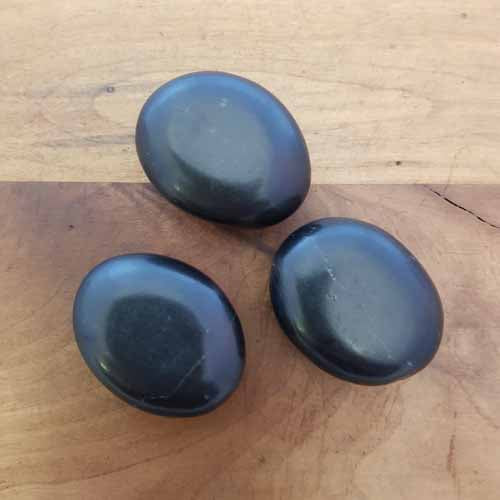 Shungite Palm Stone (assorted. approx. 4x4.5x2cm)