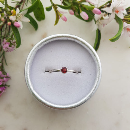 Garnet Ring Round 4mm (Sterling Silver)