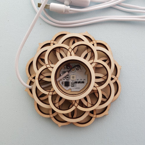 Wooden Flower LED USB Stand (colour changing light. approx. 10x10cm)