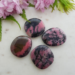 Rhodonite Flat Stone (assorted. approx. 4.5-8x4.3-5.4x1-1.2cm)