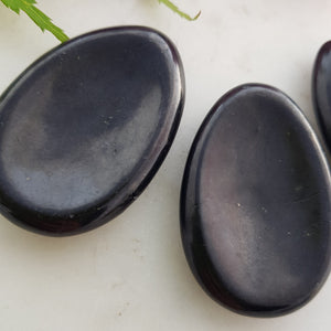 Shungite Worry Stone (assorted. approx. 5x3.5cm)