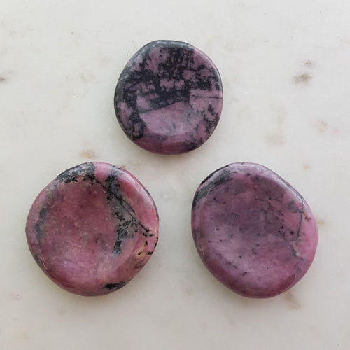 Rhodonite Worry Stone (assorted. approx. 3.9-4.5x3.7-4.2cm)