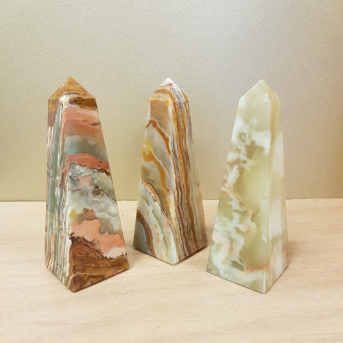 Banded Calcite aka Marble Onyx Obelisk (assorted. approx. 15-16x5cm)