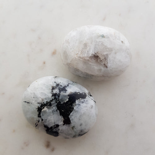 Rainbow Moonstone Palm Stone (assorted. approx. 5.3-6.1x4-4.4x1.8-2cm)