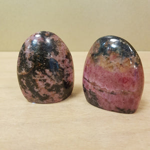 Rhodonite Standing Free Form (assorted. approx. 5.5-6x4.5-5x2.5cm)