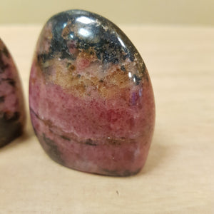 Rhodonite Standing Free Form (assorted. approx. 5.5-6x4.5-5x2.5cm)