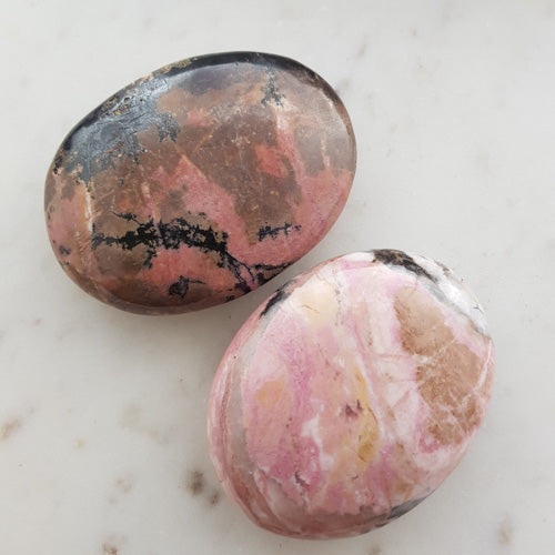Rhodonite Palm Stone (assorted. approx. 7.5-8x6cm)