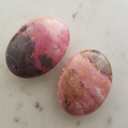 Rhodonite Palm Stone (assorted. approx. 6-7x5-5.5cm)