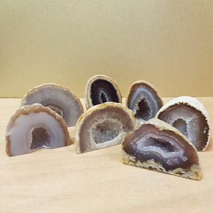 Natural Agate Geode with Cut Base (assorted. approx. 5.7-6.3x5.3-6.2cm)